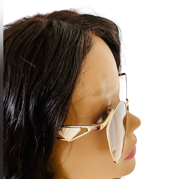 Beautiful Prada Oversized Sunglasses. Vacation Staple. Be the envy on the beach - Picture 6 of 8